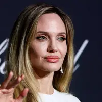 ادای احترام آنجلینا جولی به فاطمه حسونا در جشنواره کن 2025
