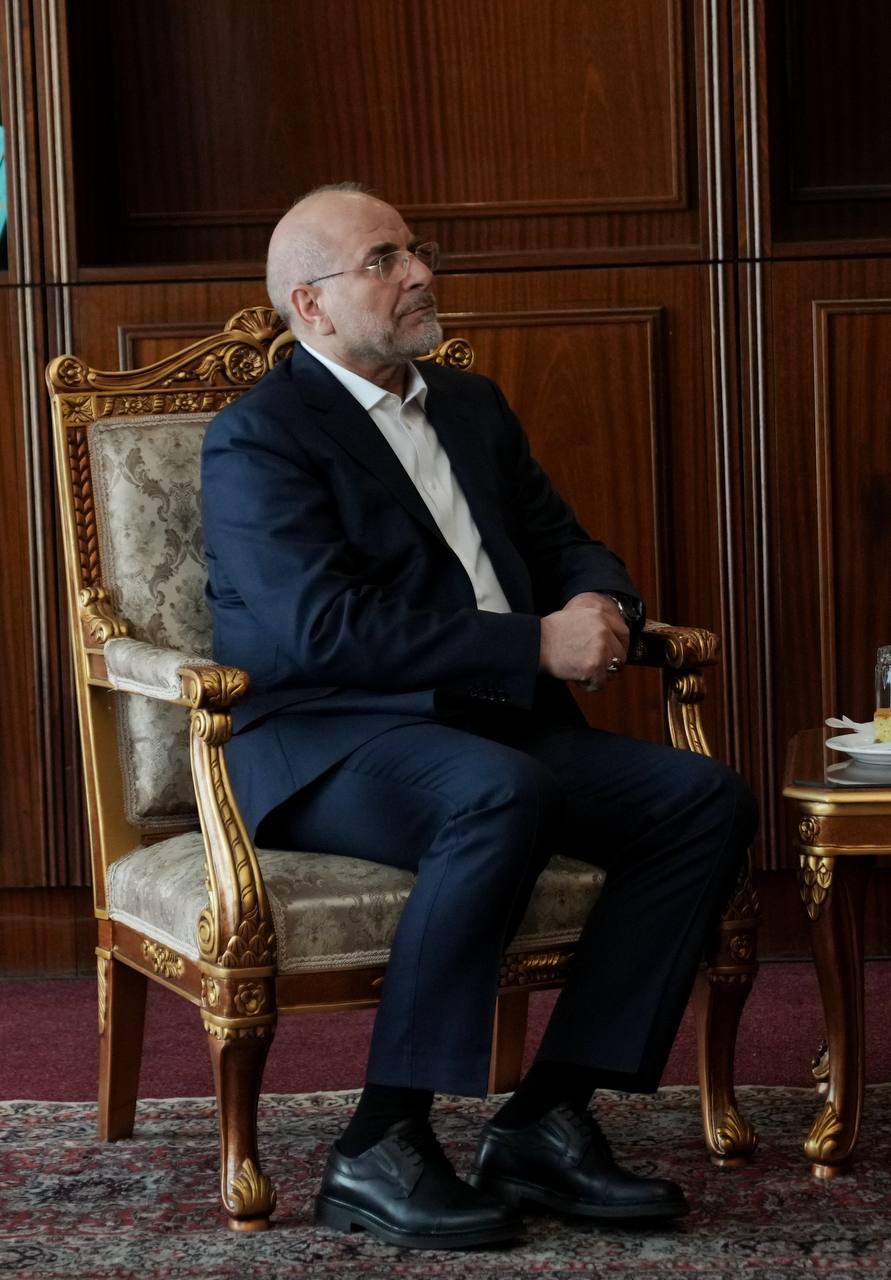عکس/ دیدار و گفتگوی قالیباف و عراقچی پیش از اختتامیه مجمع گفتگوی تهران