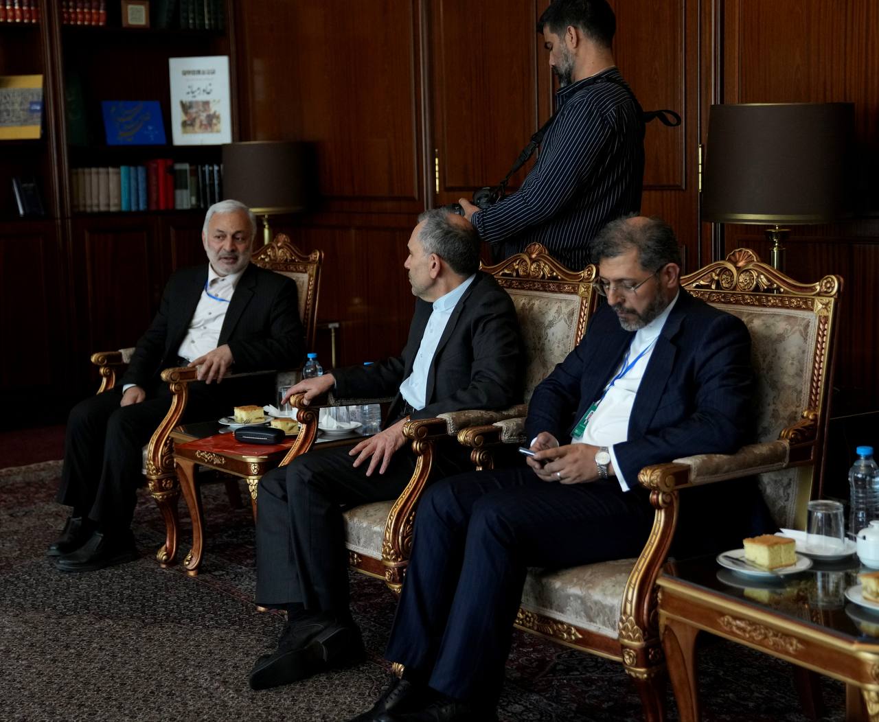 عکس/ دیدار و گفتگوی قالیباف و عراقچی پیش از اختتامیه مجمع گفتگوی تهران