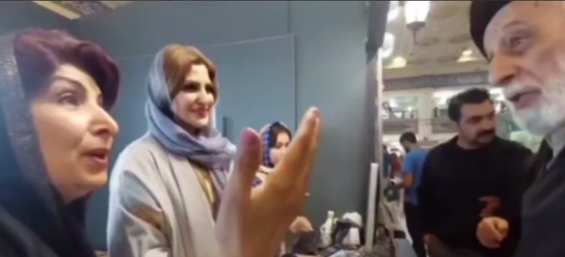 واکنش خانم غرفه‌دار به مواجهه با برادر رهبر انقلاب در نمایشگاه کتاب