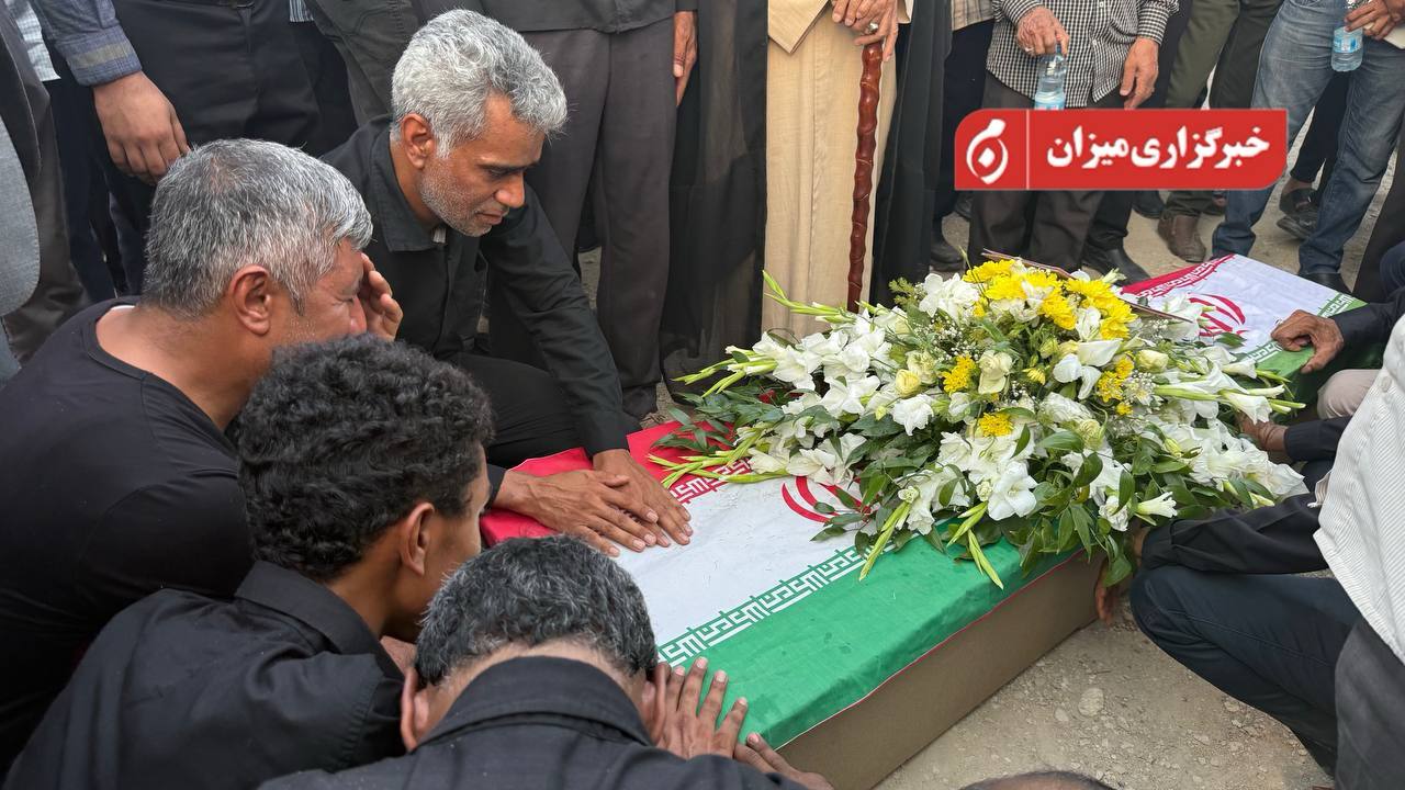 عکس/ مراسم تشییع آتش‌نشان فداکار هرمزگانی 