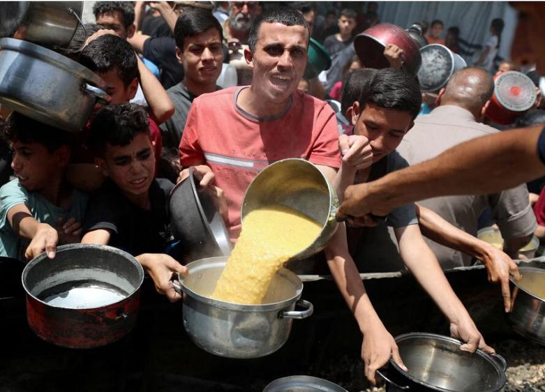یک مرکز توزیع غذا در اردوگاه جبالیا در شمال نوار غزه