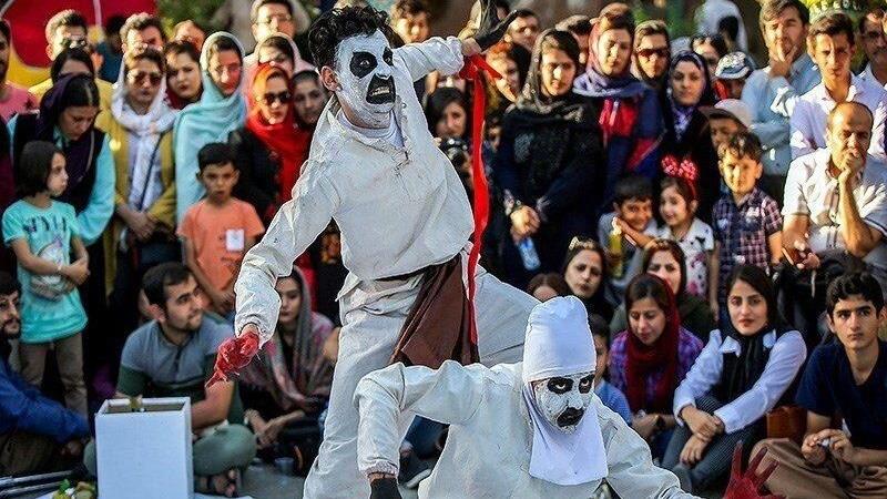 اجرای تئاتر خیابانی «چند امضا و تنگ بلور» در گلزار شهدای محلات