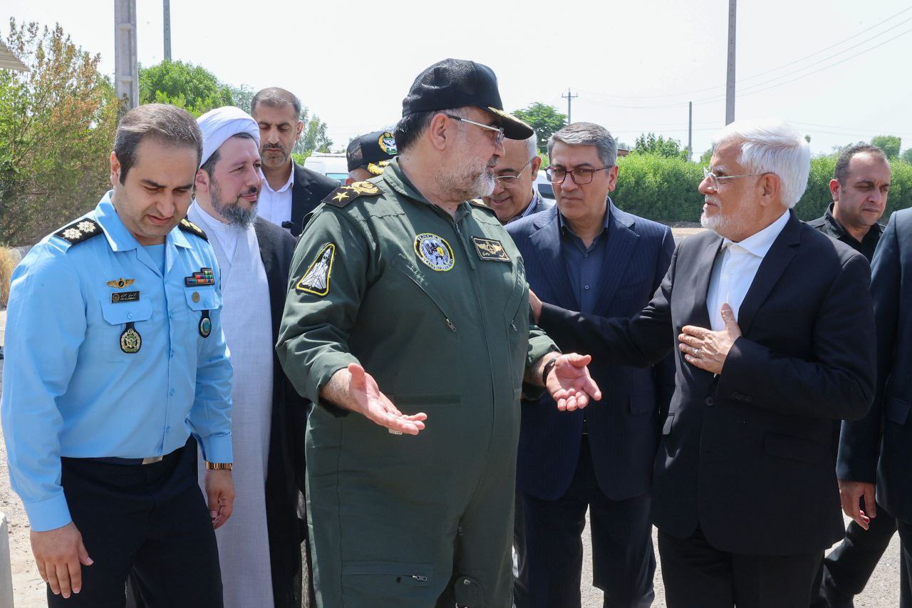 عکس/ دیدار عارف با خانواده دو تن از جانباختگان حادثه انفجار بندر شهید رجایی