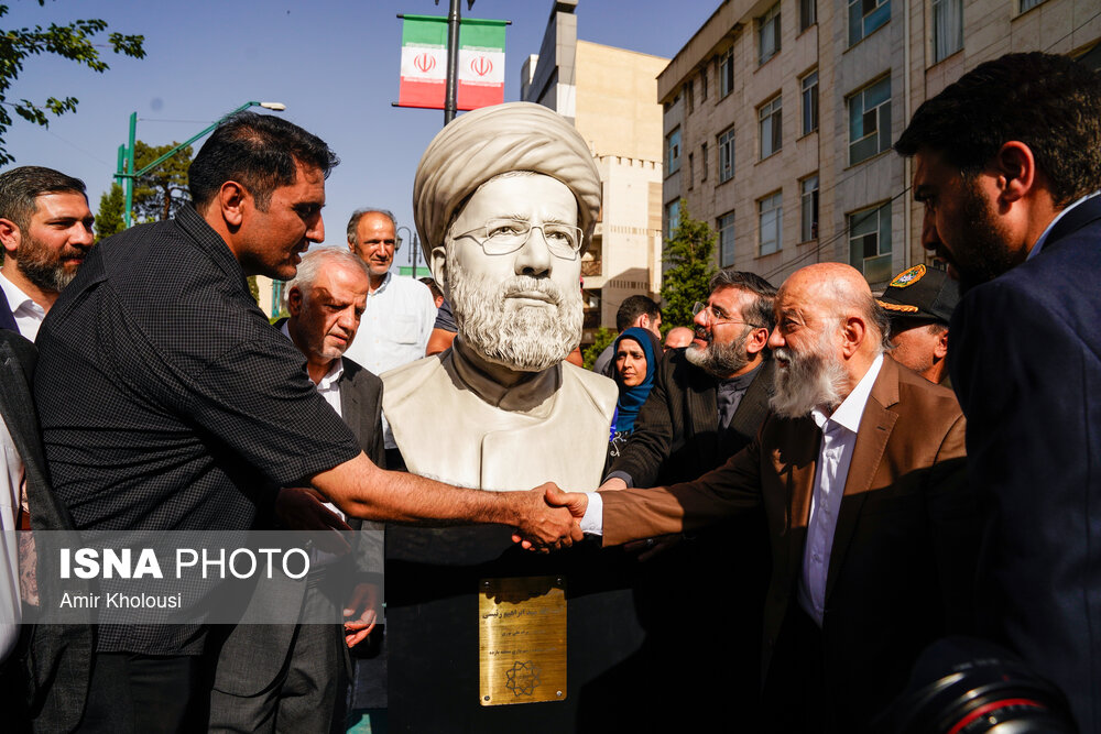 عکس/ رونمایی سردیس شهید رئیسی در میدان پاستور تهران