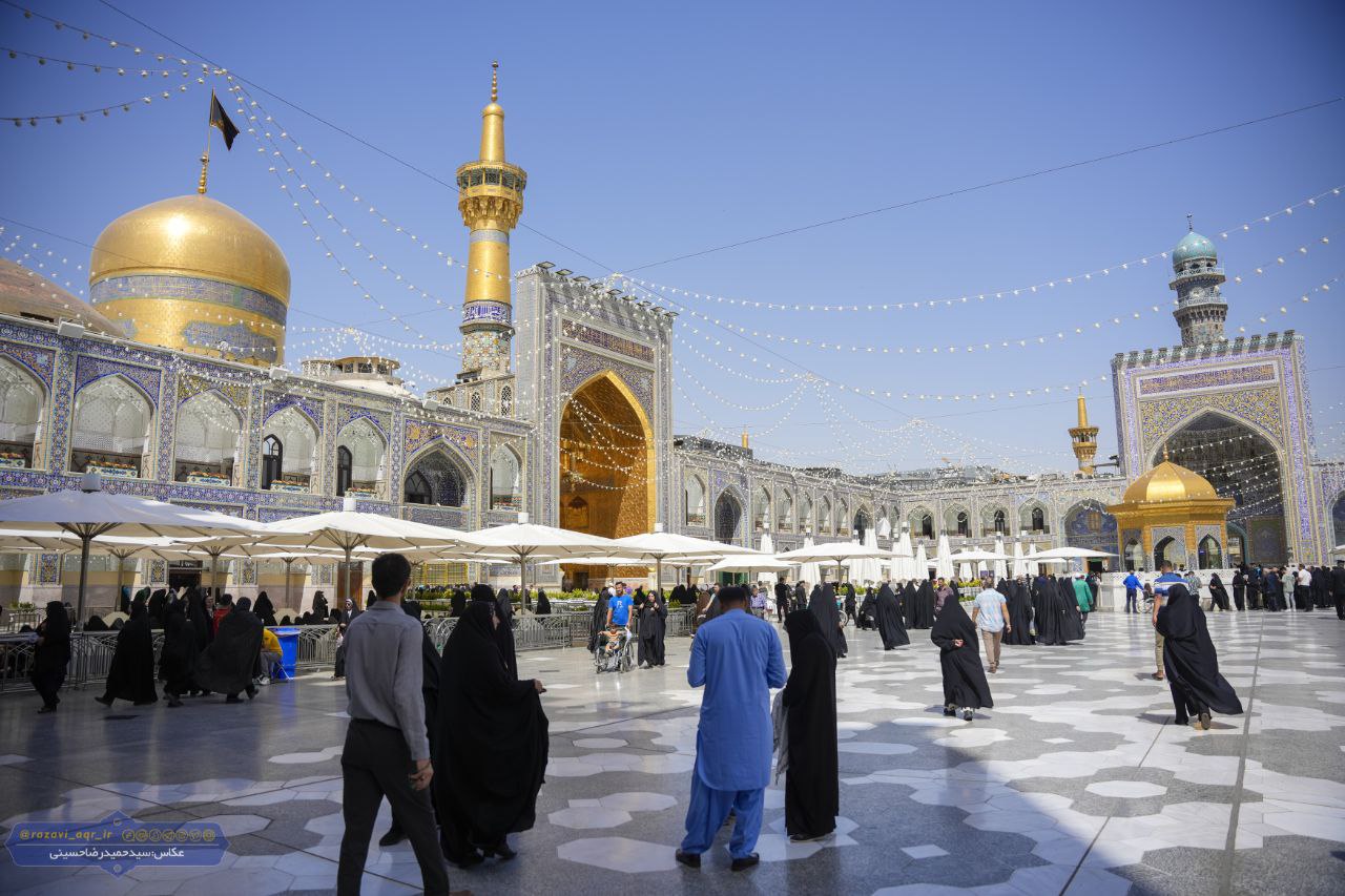 عکس/ تعویض پرچم گنبد مطهر امام هشتم علیه السلام  