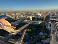 اقدام خطرناک یک جوان روی اسکلت ساختمان!
