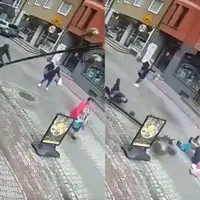 سقوط هولناک چراغ‌برق روی یک زن در پی بی‌احتیاطی مرد دیوانه