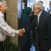 عکس/ دیدار عارف با خانواده دو تن از جانباختگان حادثه انفجار بندر شهید رجایی
