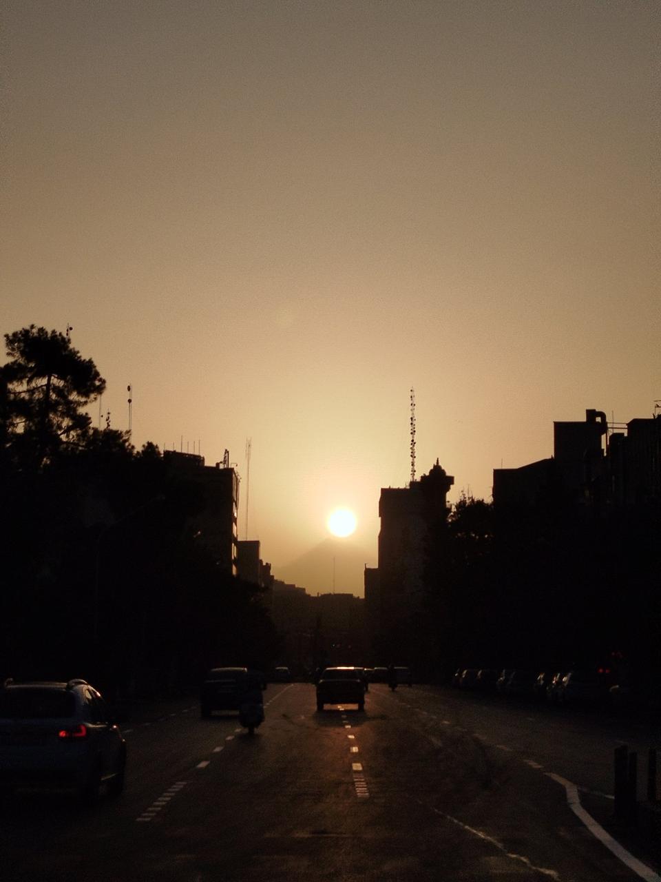 طلوع خورشید از قله دماوند