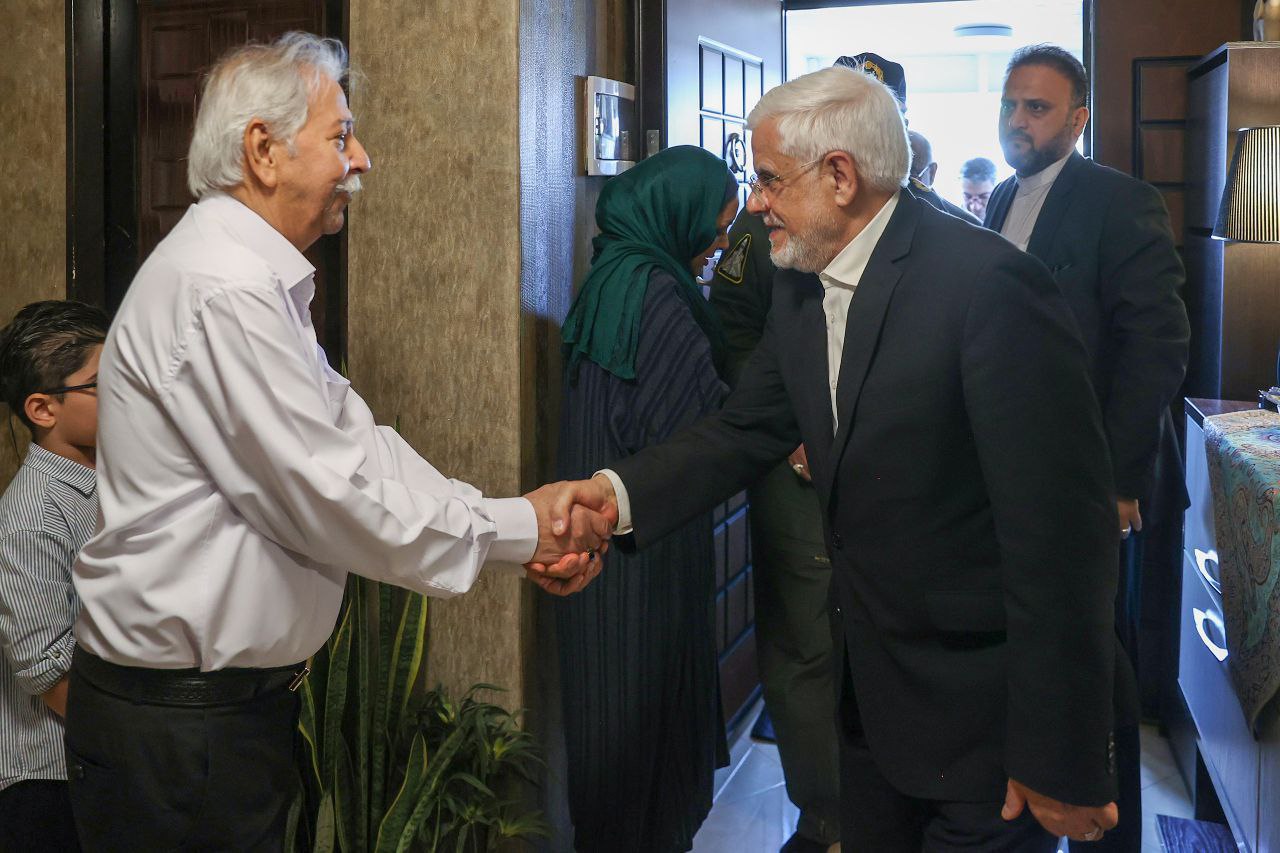 عکس/ دیدار عارف با خانواده دو تن از جانباختگان حادثه انفجار بندر شهید رجایی