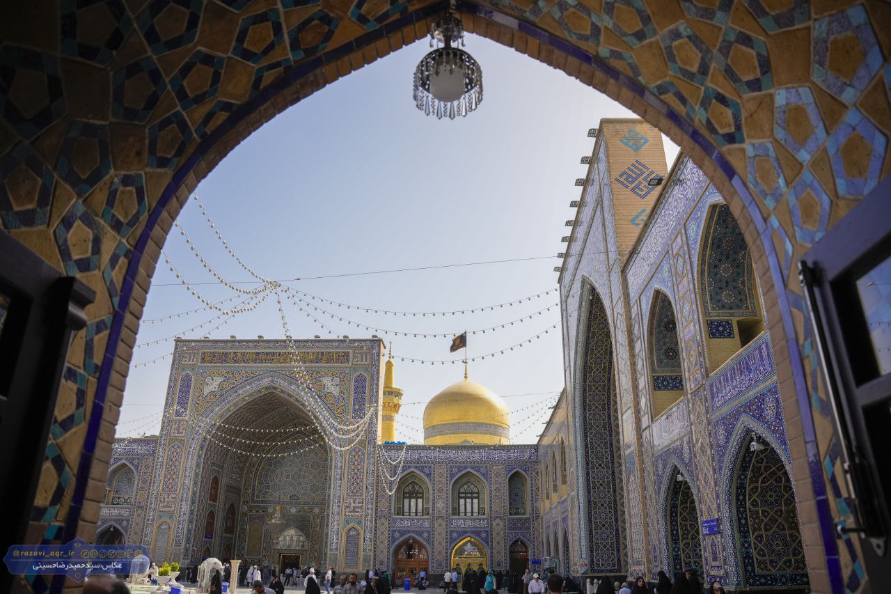 عکس/ تعویض پرچم گنبد مطهر امام هشتم علیه السلام  