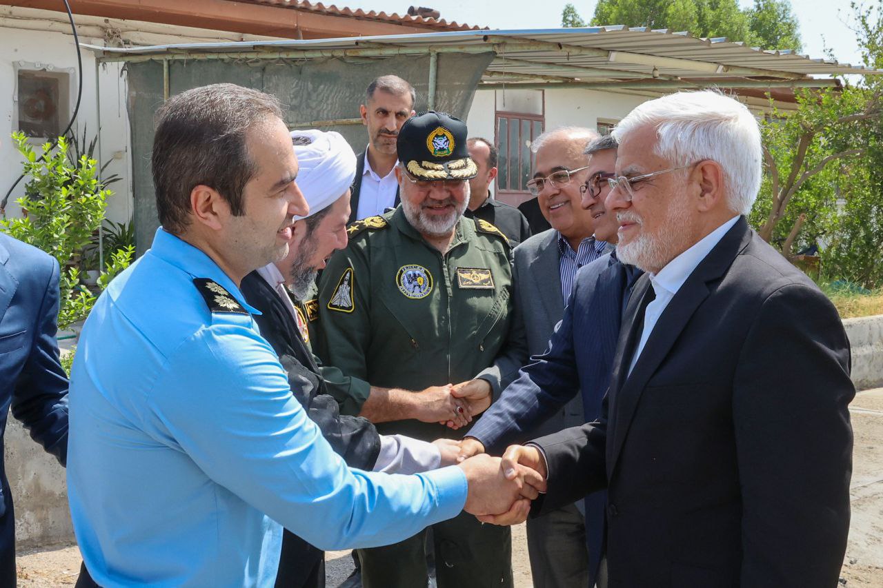 عکس/ دیدار عارف با خانواده دو تن از جانباختگان حادثه انفجار بندر شهید رجایی