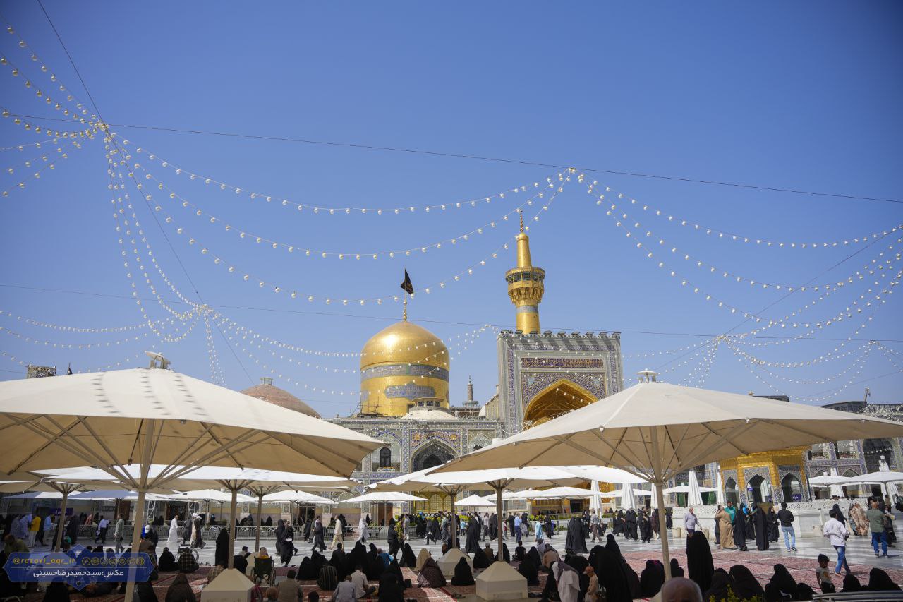 عکس/ تعویض پرچم گنبد مطهر امام هشتم علیه السلام  