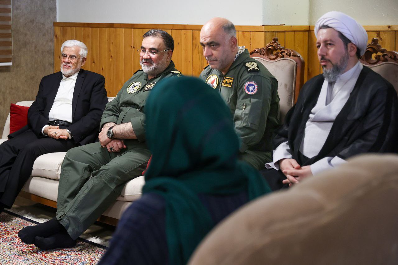 عکس/ دیدار عارف با خانواده دو تن از جانباختگان حادثه انفجار بندر شهید رجایی