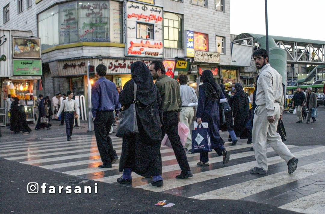 تصویری از میدان انقلاب تهران ۲۳ سال پیش