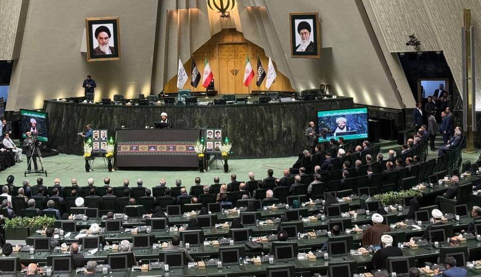 تعطیلی پنج‌شنبه‌ها و کاهش ساعت کاری مجددا در مجلس‌ تصویب شد 