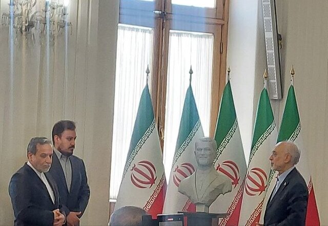 رونمایی از سردیس شهید امیرعبداللهیان توسط عراقچی، صالحی و فرزند شهید