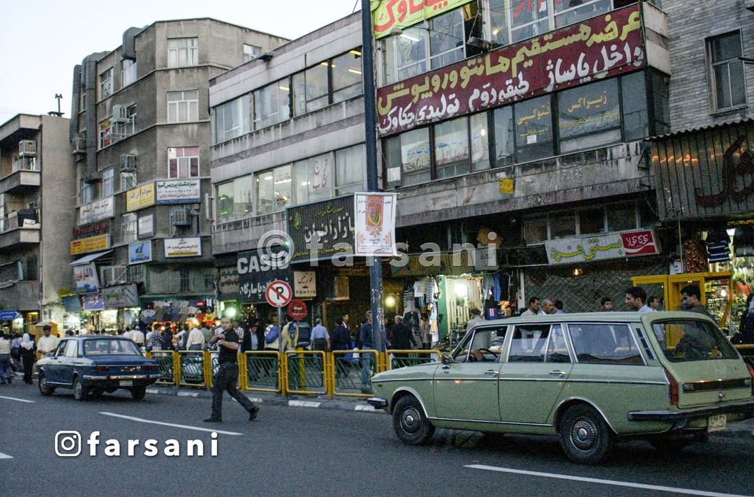 تصویری از میدان انقلاب تهران ۲۳ سال پیش