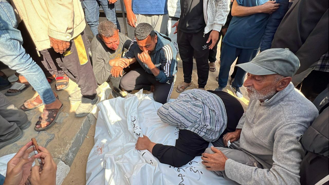 عکس/ وداع تلخ فلسطینیان با شهدای حملات بامداد امروز رژیم صهیونیستی