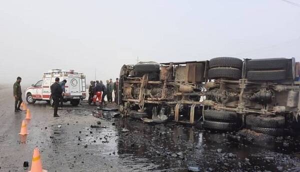 واژگونی تریلر حامل بار کود در بزرگراه دستجردی اصفهان