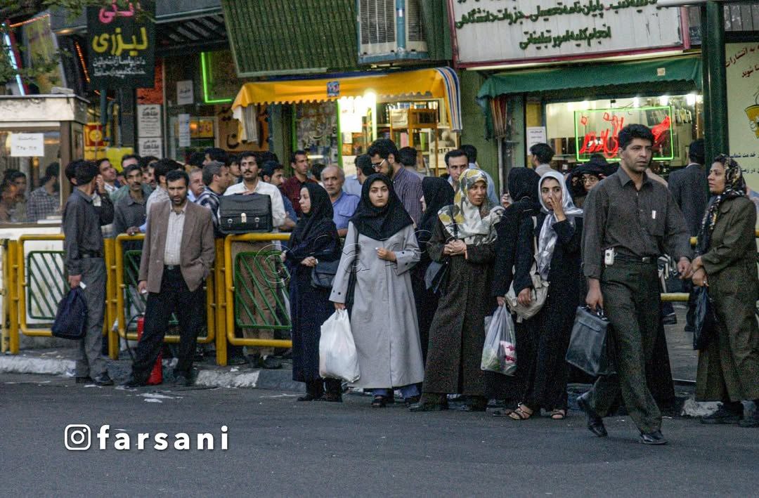 تصویری از میدان انقلاب تهران ۲۳ سال پیش