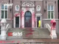 پاشیدن رنگ قرمز در نزدیکی ساختمان سلطنتی در آمستردام به نشانه خون ریخته شده فلسطینی‌ها