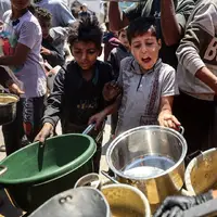 اینجا غزه است، با قابلمه هایی در دست، درپی لقمه نانی!
