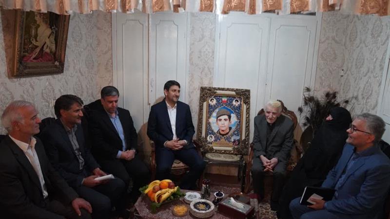 دیدار وزیر ارتباطات با خانواده شهید بنازاده