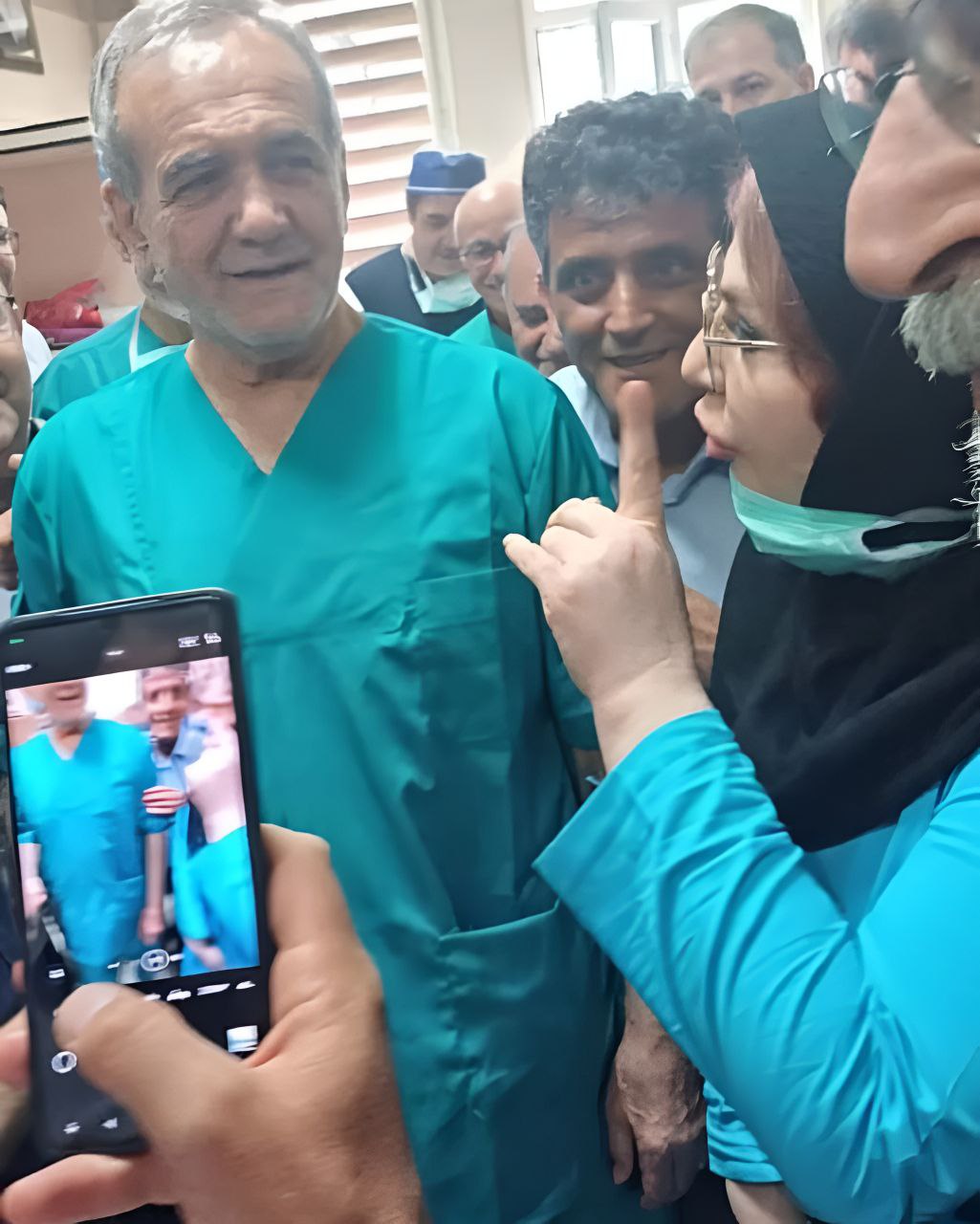 عکس/ پزشکیان در تبریز دست به تیغ شد  