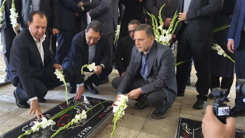وزیر صمت به مقام شامخ شهدای زنجان ادای احترام کرد