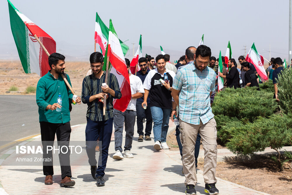 تجمع دانشجویان قمی در مقابل سایت هسته‌ای فردو