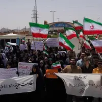 عکس/ تصاویری از تجمع دانشجویان مقابل سایت هسته‌ای فردو 