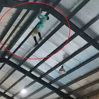 حرکت خطرناک ورزشکار در بالارفتن از ستون‌های سالن فوتسال
