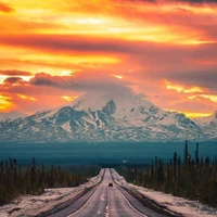 قابی از جاده ای به سوی کوه درام در آلاسکا