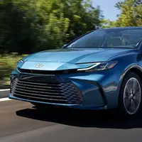 تویوتا کمری هیبرید 2025 AWD؛ پیشرانه، ابعاد و عملکرد