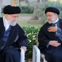 لحظاتی از غبارروبی ضریح مطهر امام رضا (ع) با حضور رهبر انقلاب در دوران تولیت شهید رئیسی