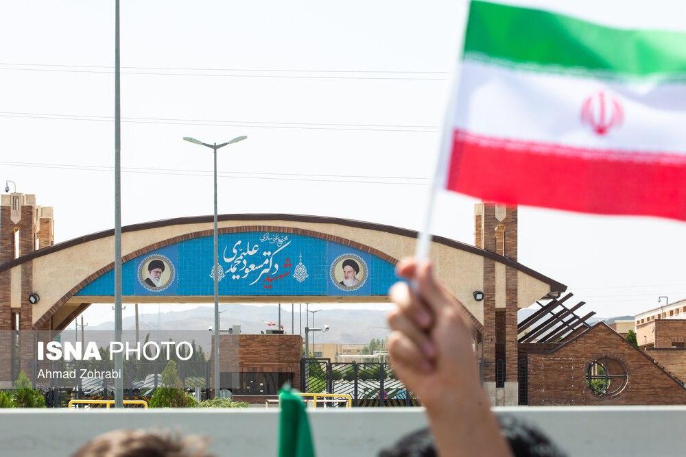 تجمع دانشجویان قمی در مقابل سایت هسته‌ای فردو