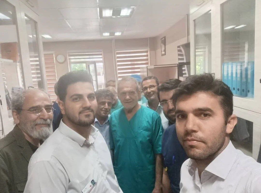 عکس/ پزشکیان در تبریز دست به تیغ شد  