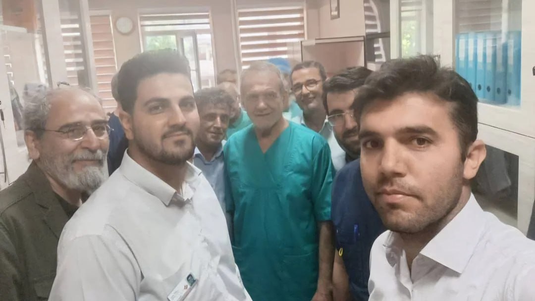 عکس/ پزشکیان در تبریز دست به تیغ شد
