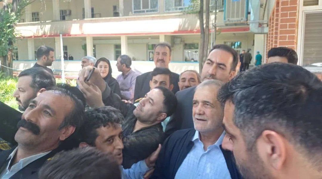 عکس/ پزشکیان در تبریز دست به تیغ شد  