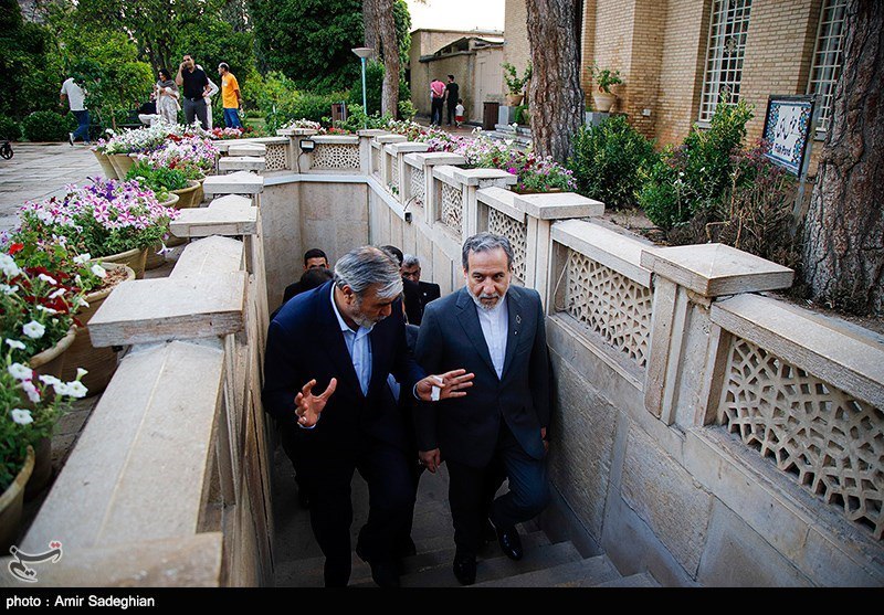 بازدید وزیر امور خارجه از آرامگاه حافظ و سعدی شیرازی