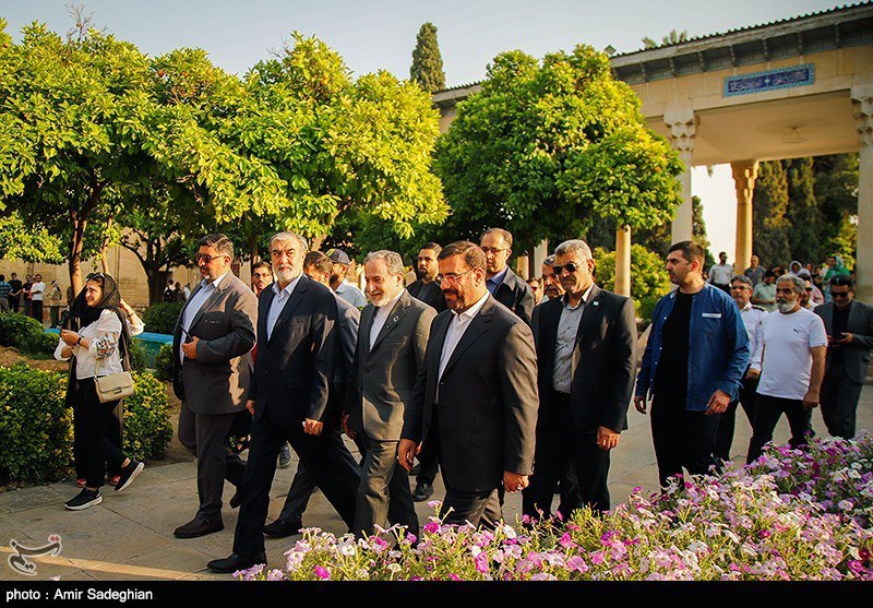 بازدید وزیر امور خارجه از آرامگاه حافظ و سعدی شیرازی
