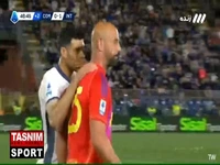 صحبت در گوشی مهدی طارمی با پپه رینا، هنگام خروج این گلر کهنه‌کار از زمین پس از دریافت کارت قرمز