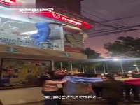 ویدئویی از لحظه نجات گربه آویزان شده از کابل برق! 