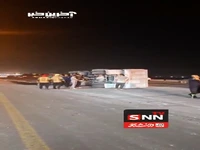 کامیون پس از برخورد با گاردیل بتنی کنار جاده چپ کرد