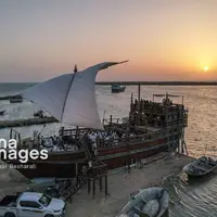 عکس/ به آب انداختن لنج گردشگری در جزیره قشم