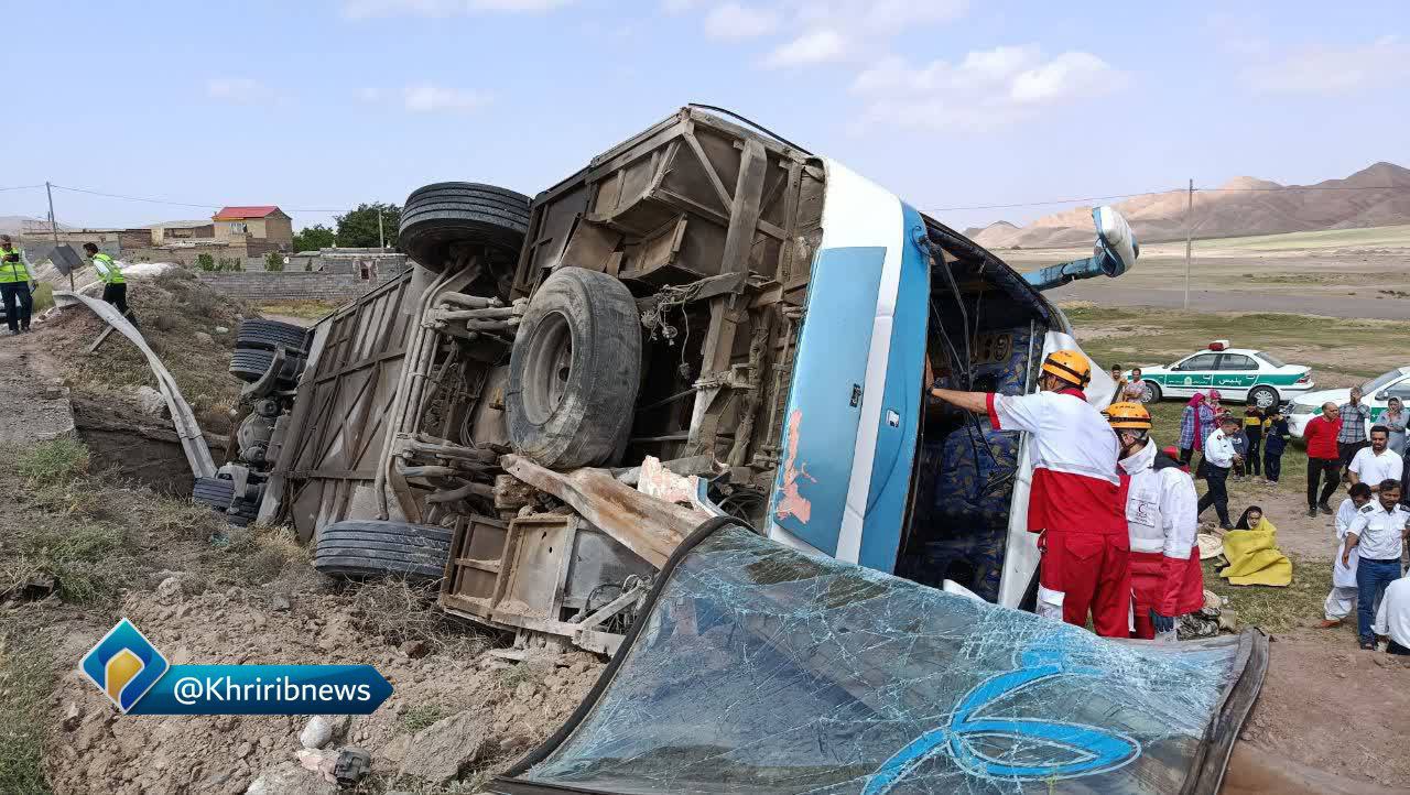 واژگونی اتوبوس در محور تربت حیدریه به مشهد با ۱۹ مصدوم