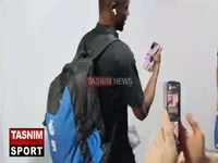 جوما درحالی که با فرزندش تماس تصویری گرفته بود، از ورزشگاه آزادی خارج شد