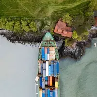 به گِل نشستن کشتی باری کنار خانه‌ای در ساحل نروژ
